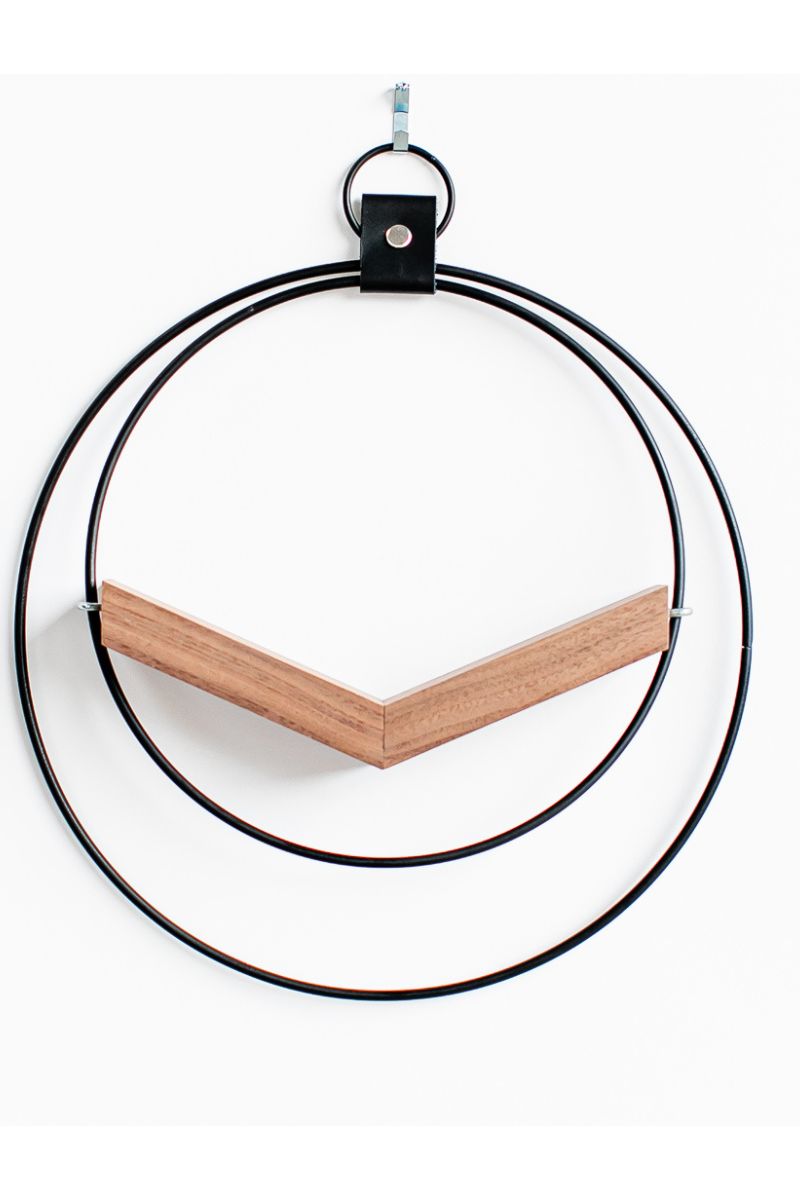 V-HANGER, DARK AND STORMY SM