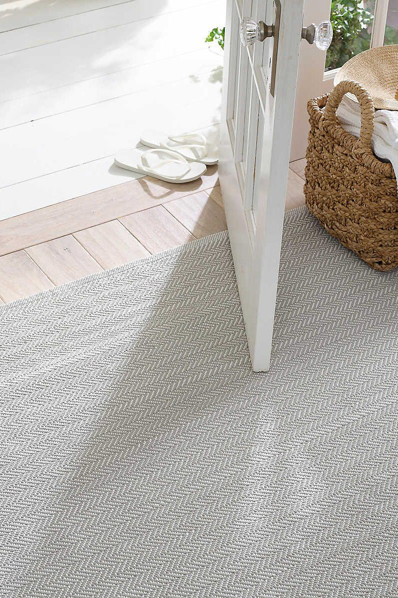 Dash & Albert Herringbone Pearl Grey/White Handwoven Indoor/Outdoor Rug 2x3