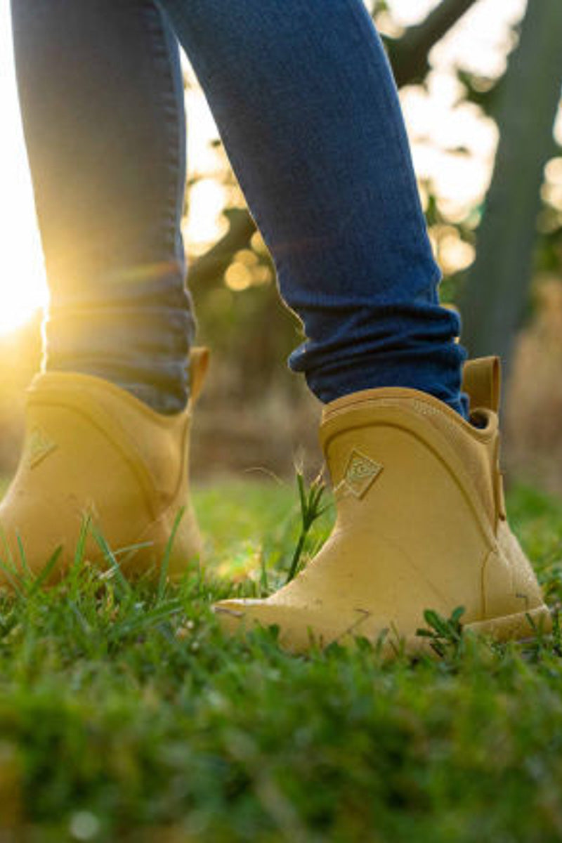 Muck Women's Originals Ankle Boot Size 6 Yellow