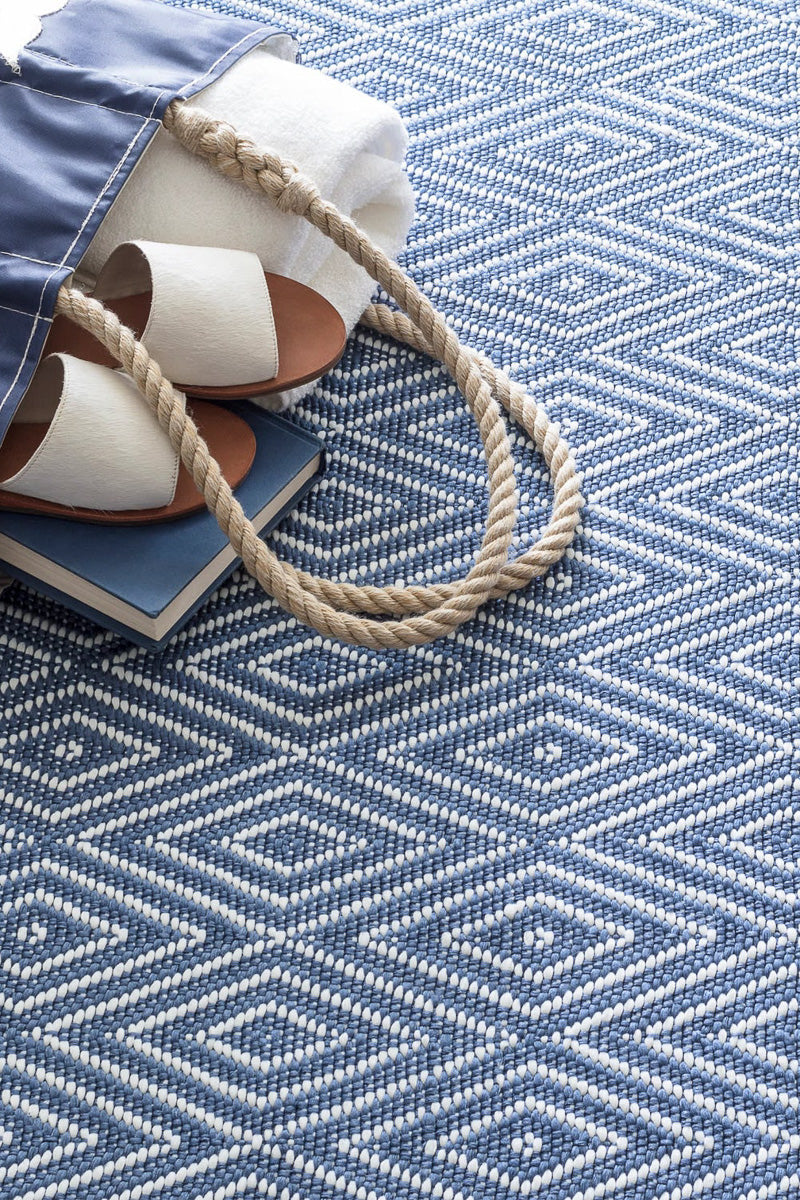 Dash & Albert Diamond Denim/Whtie Handwoven Indoor/Outdoor Rug 2x3