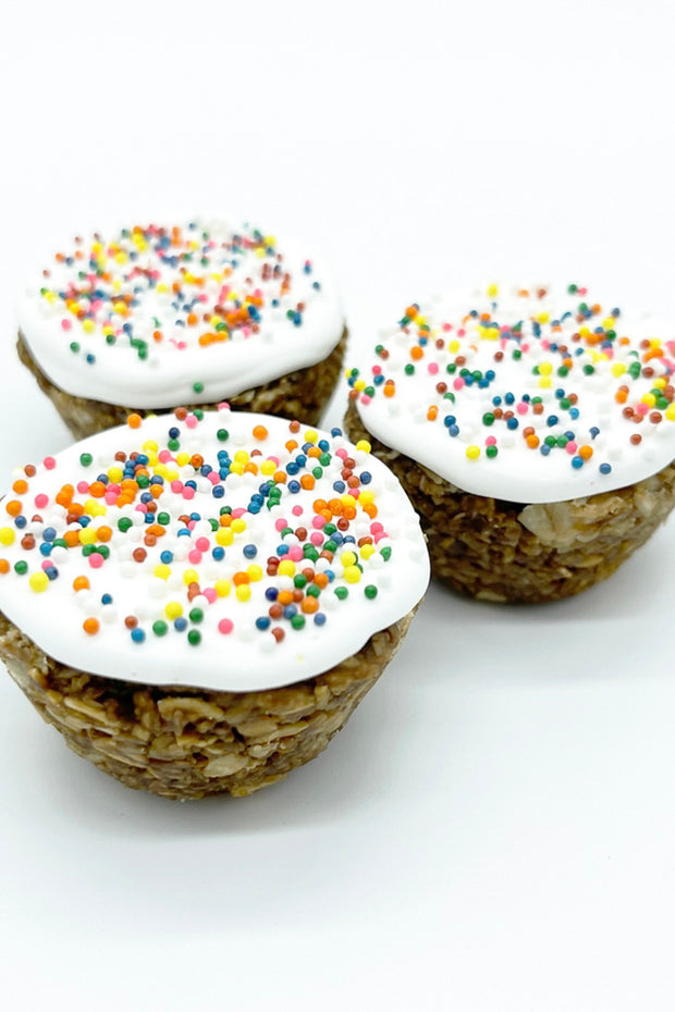 Rainbow Sprinkle Chewy Oat Cake Cup White 3 Pack