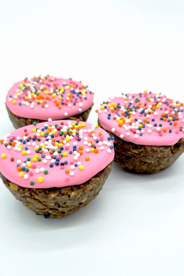 Rainbow Sprinkle Chewy Oat Cake Cup Pink 3 Pack