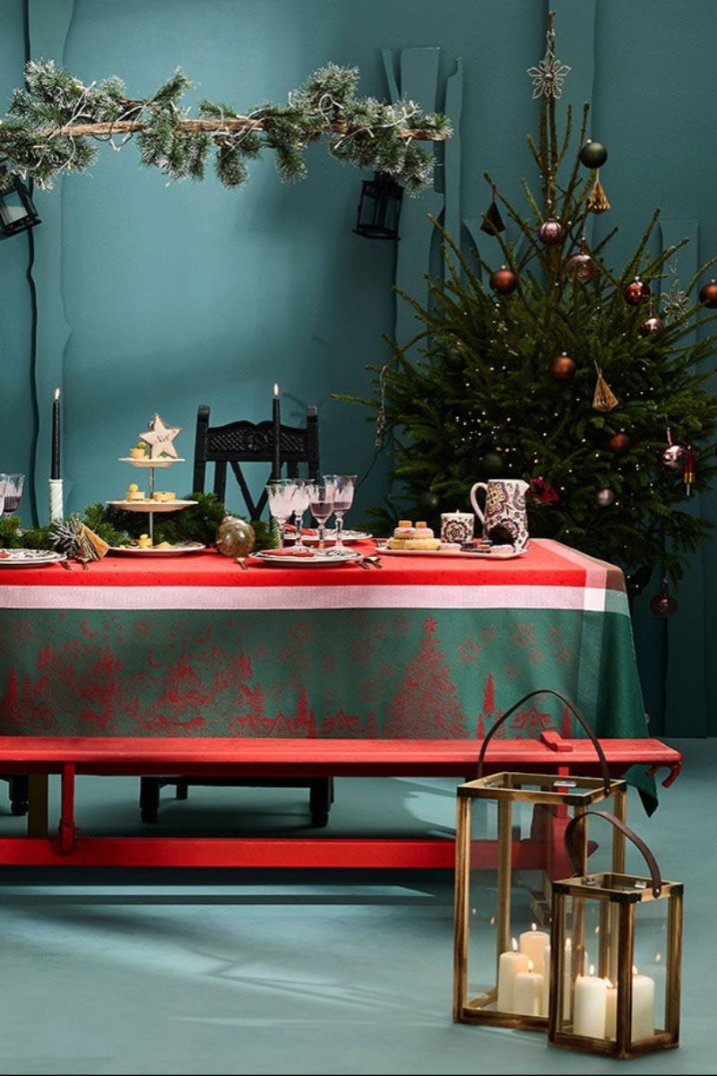 Garnier-Thiebaut Noel Magique Tablecloth Houx