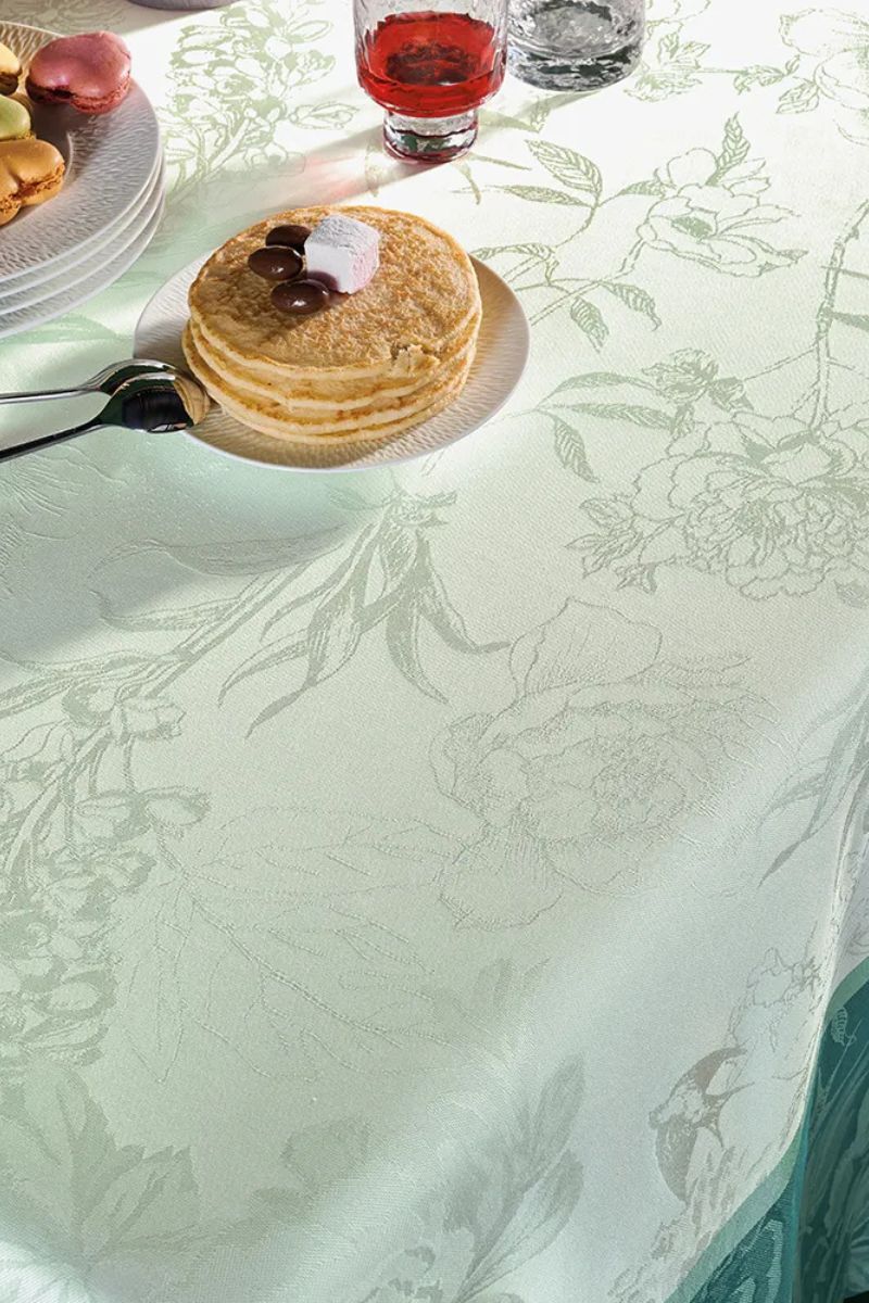 Garnier-Thiebaut Jardin De Pivoines Tablecloth Vert