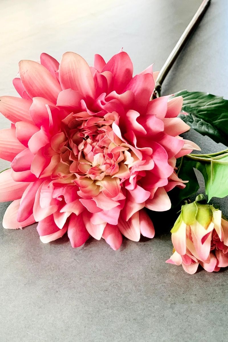 SILK DAHLIA STEM FT GR/MV 22"