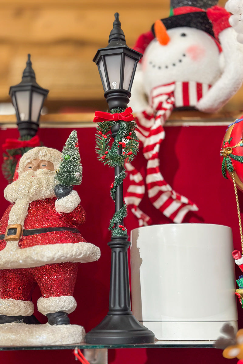 LED Street Light with Wreath 24.5"